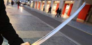 Une jeune de 19 ans menace d’égorger un professeur en France : plusieurs mois de prison ferme