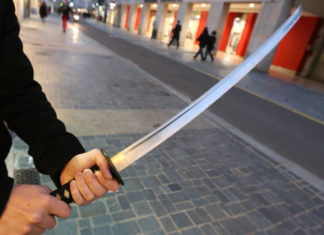 Une jeune de 19 ans menace d’égorger un professeur en France : plusieurs mois de prison ferme