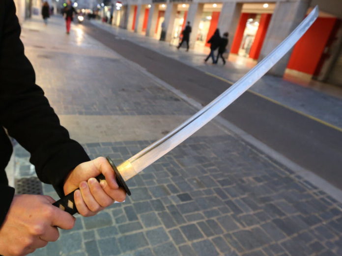 le-katana-a-transperce-le-ventre-de-l-un-des-protagonistes-dans-cette-violente-rixe-photo-d-illustration-er-arnaud-castagne-1586978392