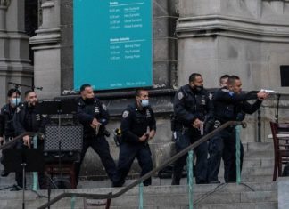 États-Unis : un homme abattu après avoir tiré lors d’un concert de chants de Noël