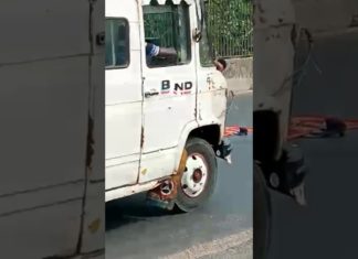 A Dakar, il prie au beau milieu de la chaussée, les voitures le frôlent