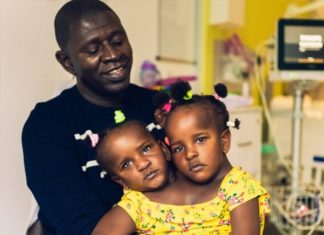 Les siamoises Ndèye et Marième Ndiaye, 4 ans, sauvées par Marième Faye Sall, entrent en primaire à Londres