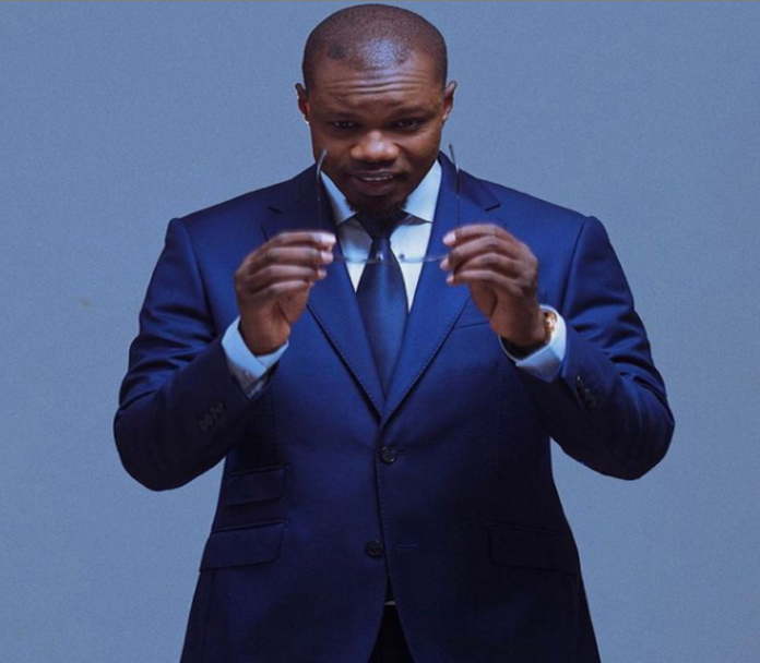 Ousmane Sonko tient ses lunettes