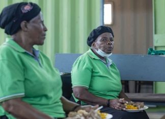 Covid : En Afrique du Sud, la mise au chômage oblige à manger des légumes pris des poubelles