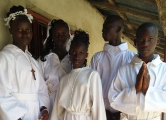 Les Sénégalais louent des aubes (vêtements blancs) pour les sacrements d’initiation chrétienne (1ère communion, confirmation)