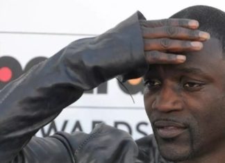 Akon se fait voler sa voiture de luxe pendant qu’il faisait le plein d’essence