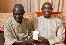 Serigne Mbaye Thiam, 63 ans, ministre, rend visite à son ancien instituteur…du CM1