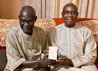 Serigne Mbaye Thiam, 63 ans, ministre, rend visite à son ancien instituteur…du CM1