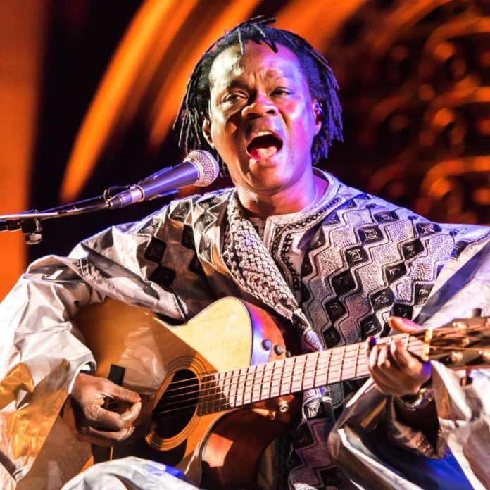 Baaba-Maal-la-legende-et-leader-du-Daande-Lenol