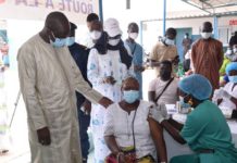 Vaccins : Diouf Sarr réceptionne 332 118 doses de Sinopharm et 136 800 de Johnson & Johnson