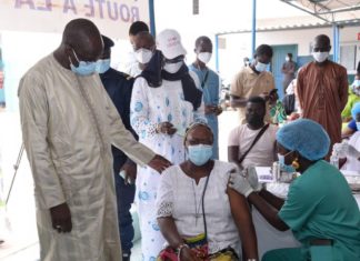 Vaccins : Diouf Sarr réceptionne 332 118 doses de Sinopharm et 136 800 de Johnson & Johnson