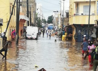 Pikine : colère et pneus incendiaires contre les maires Issiaka Diop, Timbo et l’Onas