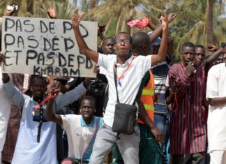 Dakar juge deux danseurs pour baiser homo, la France retire le Sénégal des « pays sûrs »