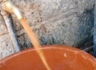 Ça coule de source ? Au Parcelles Assainies, une eau malodorante fuite des robinets