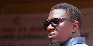 EN PRISON POUR UNE AFFAIRE DE TRAFIC DE VISA : L’artiste Simon malade alerte son avocat