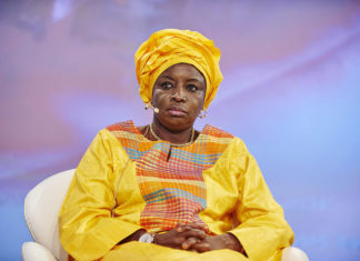 Mimi Touré toutes griffes dehors : « Que l’Europe commence par nous respecter pour continuer à faire des affaires ici »
