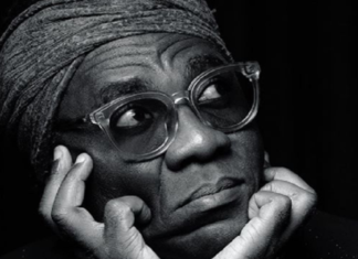 Le célèbre bassiste Richard Bona, anti-Biya, naturalisé américain, déchire en morceaux son passeport camerounais