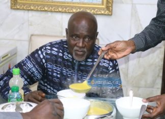 Ndogou royal chez l’artiste Ismaïla Lo : Poulets grillés, croissants, soupe citrouille et Kenkéliba au menu