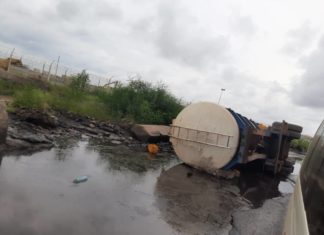 PAD: un camion-citerne, 10 tonnes de carburant, se renverse au môle 8