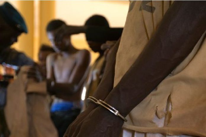 des-prisonniers-soupconnes-d-etre-des-jihadistes-du-mouvement-islamiste-pour-l-afrique-de-l-ouest-mujao-a-gao-au-nord-du-mali-le-26-fevrier-2013_4926011-696x465