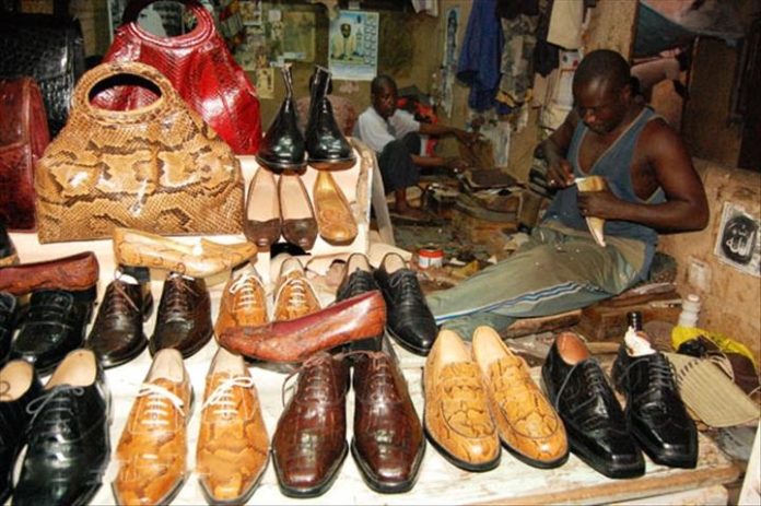 art-artisanat-tradition-cordonnerie-fabrication-chaussure-ngaay-ngaye-mekhe-thies-peau-cuir-homme-femme-leuksenegal-dakar-senegal-afrique-cordonnerie-chaussures