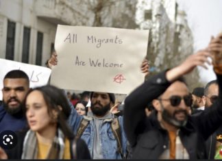 AFRICA TIMES : Les Tunisiens manifestent contre les propos « racistes » de leur Président Kaïs Saëd