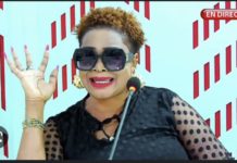 PEOPLE : Soumboulou Bathily traine Adji Mass devant la DIC