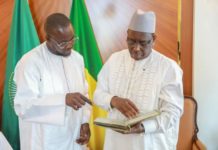 PRESIDENCE DE LA REPUBLIQUE: Les photos originales de Serigne Touba présentées au Président Macky Sall