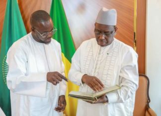 PRESIDENCE DE LA REPUBLIQUE: Les photos originales de Serigne Touba présentées au Président Macky Sall