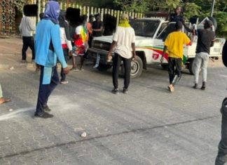 la police disperse les partisans d’Ousmane Sonko réunis devant son domicile, à Ziguinchor