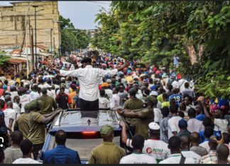 ZIGUINCHOR : Sonko réapparaît en public et s’offre un bain de foule