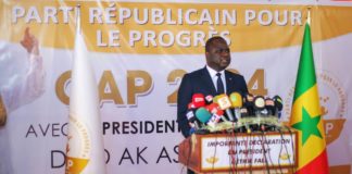 L’ex Rewmiste Déthié Fall refuse de serrer la main de Macky