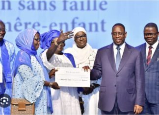POLITIQUE : Macky Sall arrose les « Badiénou Gokh » de billets de banque