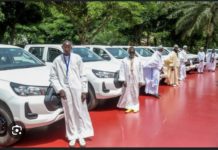 POLITIQUE : Macky Sall offre des véhicules à des chefs de village