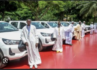 POLITIQUE : Macky Sall offre des véhicules à des chefs de village