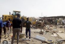 ANCIENNE PISTE MERMOZ : Les bulldozers rasent tout devant la tristesse des ouvriers occupants