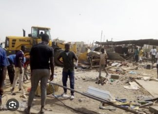 ANCIENNE PISTE MERMOZ : Les bulldozers rasent tout devant la tristesse des ouvriers occupants