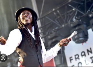 CULTURE : Faada Freddy élevé au rang de Chevalier de l’ordre des arts et des lettres en France