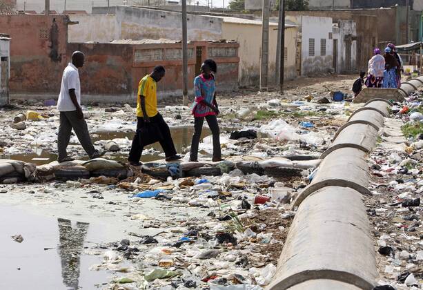 Senegal Dakar Muell und Abwasser im Stadtteil Pikine sind Brutstaetten fuer Malaria Erreger ueber
