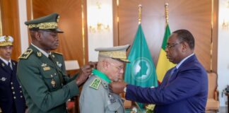 Macky décore un militaire de Mauritanie
