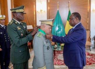 Macky décore un militaire de Mauritanie