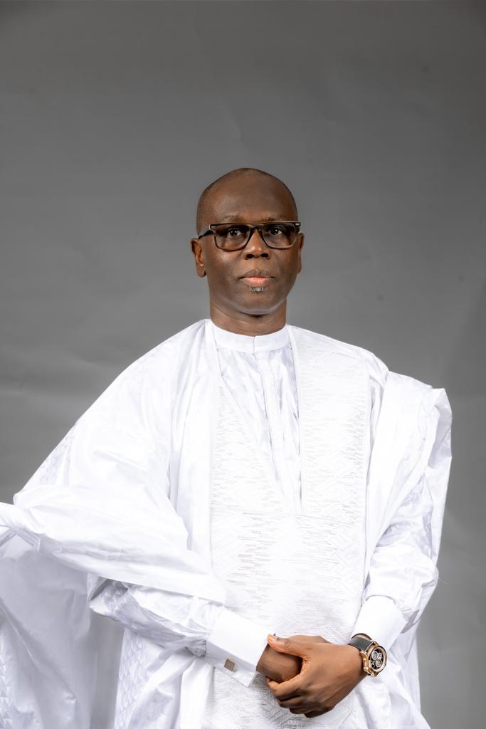 Birima Mangara en boubou blanc