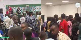 CAN 2023 – Sénégal vs Guinée : Une bagarre éclate entre les journalistes Sénégalais et Guinéens