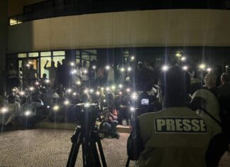 Veillée nocturne : La presse unie contre les violences faites aux reporters (images)