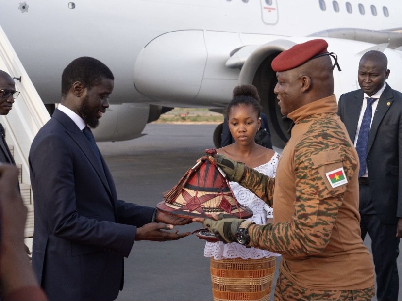 BURKINA FASO : Le Président Diomaye reçu en grande pompe à Ouagadougou