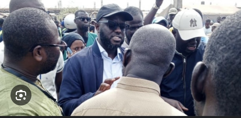 AUGMENTATION DES TARIFS DES TRANSPORTS : El Malick Ndiaye débarque à la gare des ‘Baux Maraîchers’ accompagné des forces de l’ordre