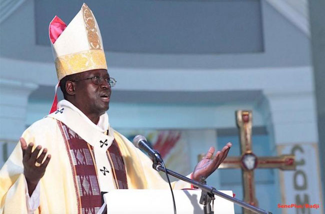 Mgr-Benjamin-Ndiaye-celebrant-une-messe-apl