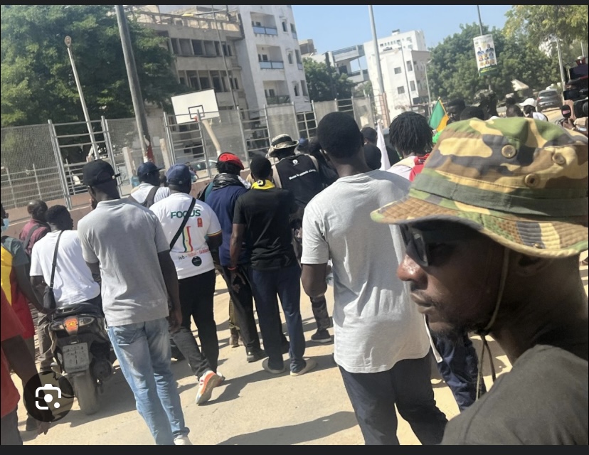 BAOBAB : DES MILITANTS DE SONKO ASSIÈGENT LE QUARTIER DE BARTHÉLÉMY DIAS