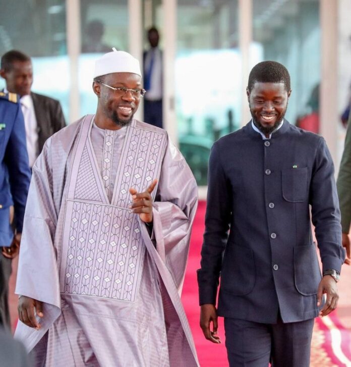 Diomaye et Sonko souriants