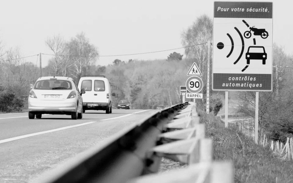[LAZERS] CIRCULATION ROUTIERE : LE MINISTÈRE DES TRANSPORTS DÉMENT L’AFFICHE SUR L’ENTREE EN SERVICE DES RADARS SUR L’AUTOROUTE A PEAGE